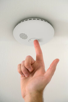 Rookmelder voor woningbeveiliging met slimme connectiviteit sirene en split spectrum sensor voor directe melding bij rookdetectie