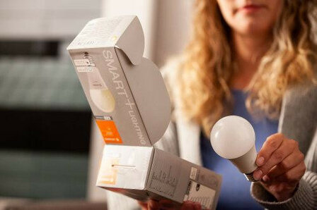 Slimme lamp voor binnenverlichting met wifi bediening traploos dimbaar warm wit licht en E27 fitting