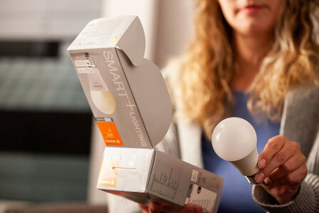 Slimme WiFi lamp voor binnenverlichting met app bediening traploos dimbaar en E27 fitting wit kunststof 1521 lumen