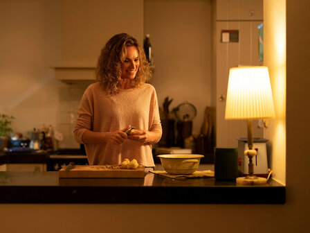 Slimme filament lamp voor binnenverlichting met Zigbee en E27 fitting dimbaar warm tot koel wit licht