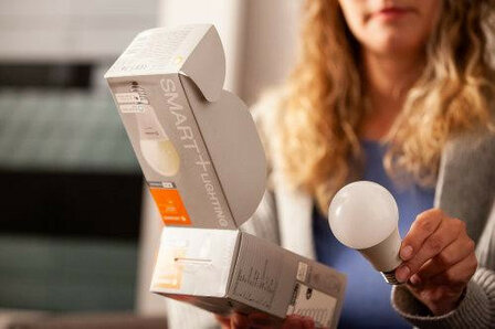 Slimme WiFi lamp voor binnenverlichting met app bediening traploos dimbaar warm wit licht en E27 fitting