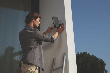 Outdoor beveiligingscamera voor buiten met draadloze wifi bediening infrarood nachtzicht en schijnwerper voor muurmontage