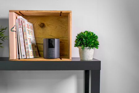 Beveiligingscamera voor binnen met draadloze verbinding en automatische privacy schuif van Somfy One