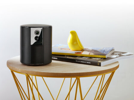 Beveiligingscamera voor binnen met draadloze verbinding en automatische privacy schuif van Somfy One