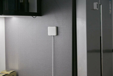 Switchbot Hub Mini voor bediening van gordijnen met Bluetooth en automatische tijd en temperatuurregeling