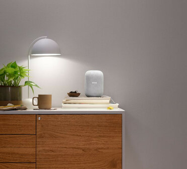 Slimme speaker voor Google Home met krachtige audio privacy schakelaar en stereo koppelbaar kunststof staand model chalk