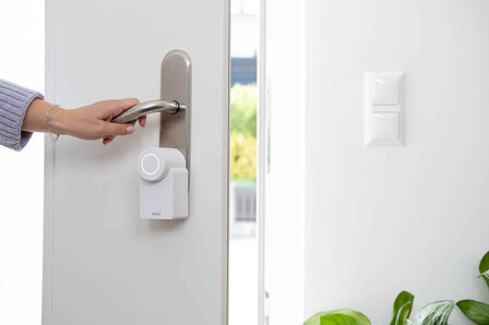 Smart slot voor bestaande cilinder met bluetooth en app bediening