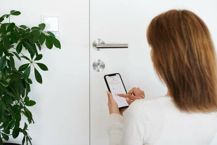 Smart slot voor deurbeveiliging met wifi bluetooth en oplaadbare batterij wit