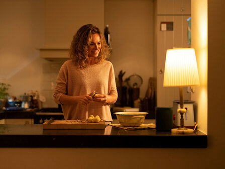 Filament lamp voor binnenverlichting met warm amberkleurig licht