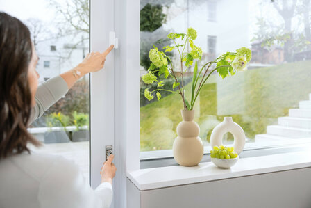 Deur raam sensor voor Bosch Smart Home systeem met trilling detectie en ge&iuml;ntegreerde knop wit kunststof Zigbee 3 0