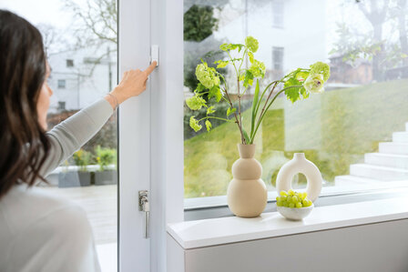 Deur raam sensor voor Bosch Smart Home systeem met pauze functie en Zigbee 3 communicatie wit