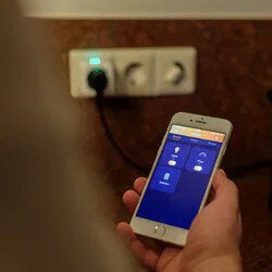 Tussenstekker voor smarthome toepassingen met app bediening en stroomverbruik meten