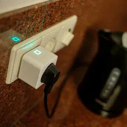 Tussenstekker voor smarthome toepassingen met app bediening en stroomverbruik meten