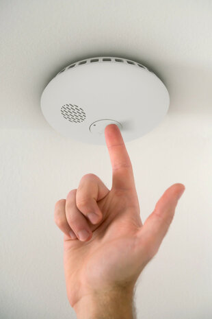 Rookmelder voor woningbeveiliging met slimme connectiviteit sirene en split spectrum sensor voor directe melding bij rookdetectie