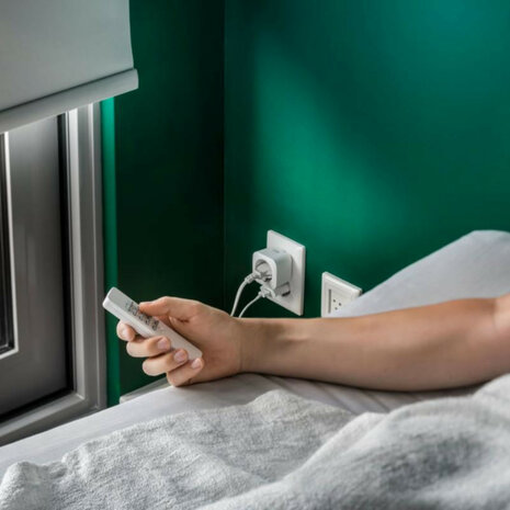 Compacte tussenstekker dimmer voor led halogeen en gloeilampen tot 250 watt met afstandsbediening bediening