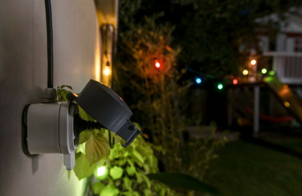 Tussenstekker voor buitengebruik met Zigbee systeem en maximaal 3500 watt vermogen compatible met Philips Hue wit kunststof