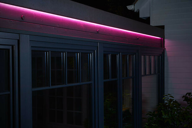 Ledstrip voor buitenverlichting met Philips Hue integratie dimbaar en IP65 bescherming 16 miljoen kleuren 4 9 meter