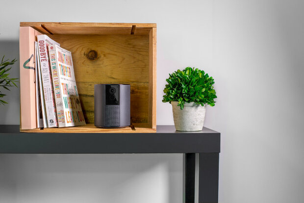 Beveiligingscamera voor binnen met draadloze verbinding en automatische privacy schuif van Somfy One