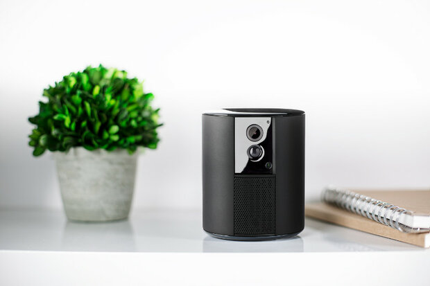 Beveiligingscamera voor binnen met draadloze verbinding en automatische privacy schuif van Somfy One
