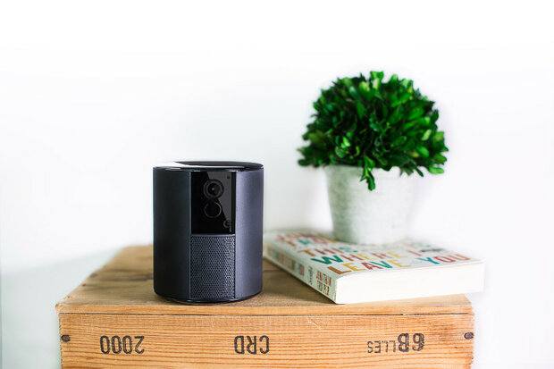 Beveiligingscamera voor binnen met draadloze verbinding en automatische privacy schuif van Somfy One