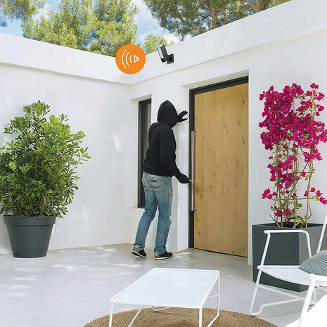 Beveiligingscamera voor buiten met vaste montage en ingebouwde 105dB sirene voor detectie en verlichting