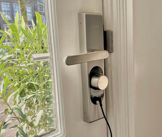 Powerkit voor Loqed Smartlock met oplaadbare NiMH batterijen en 3 meter lange kabel wit kunststof
