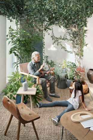 Slimme speaker voor Google Home met krachtige audio privacy schakelaar en stereo koppelbaar kunststof staand model chalk