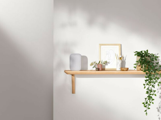 Slimme speaker voor Google Home met krachtige audio privacy schakelaar en stereo koppelbaar kunststof staand model chalk