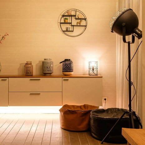 AduroSmart E27 led lamp voor warm witte dimbare verlichting 2700K met draadloze bediening en smart home compatibiliteit