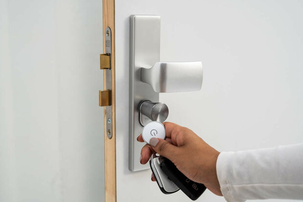 Sleutelhanger voor bediening Bold Smart Lock met Bluetooth 5 en eenvoudige installatie set van vier wit kunststof