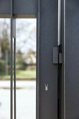 Deur raam contact sensor voor Bosch Smart Home systeem met pauzeknop en Zigbee communicatie
